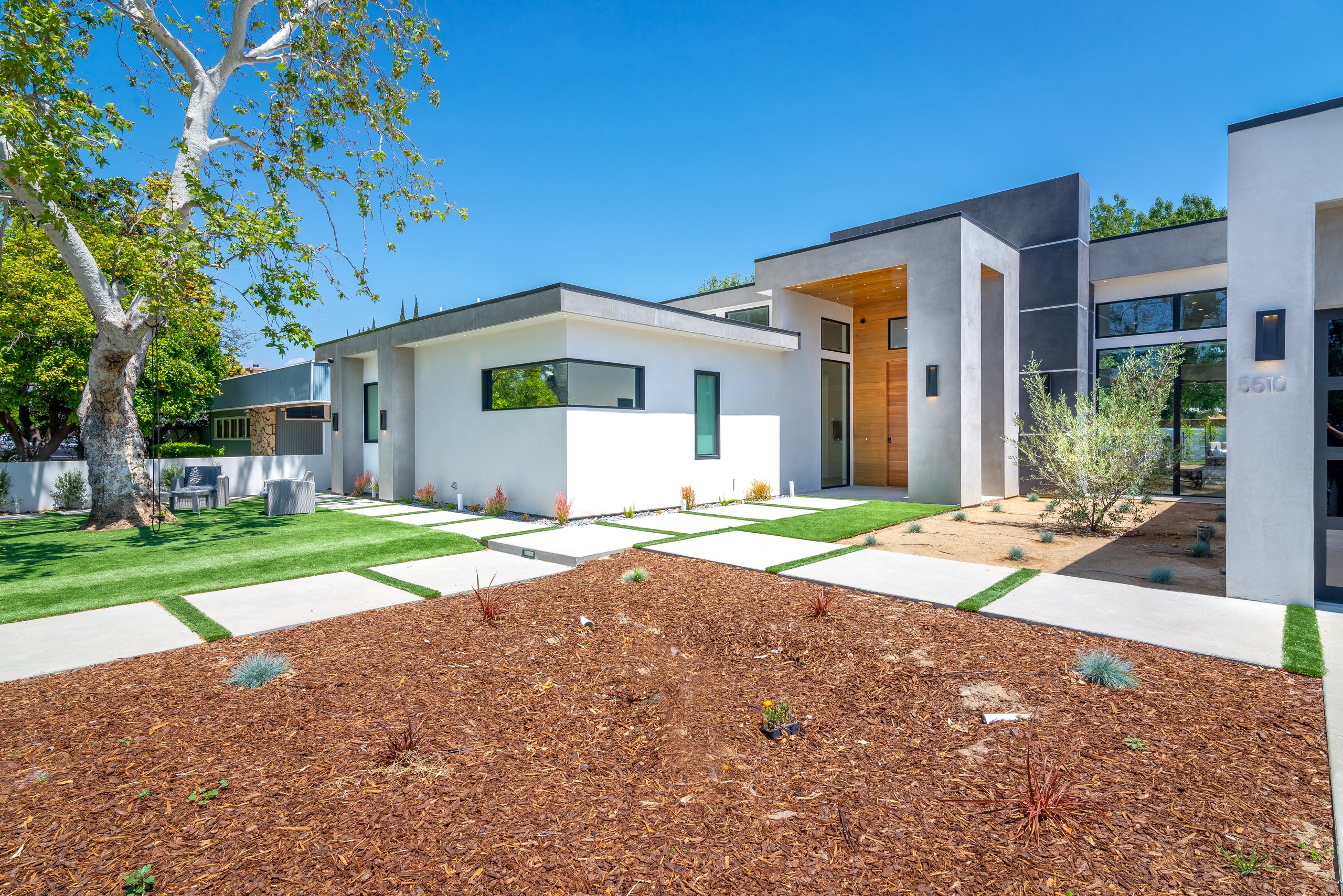 The courtyard pool and glass walls of the Sherman Oaks residence.